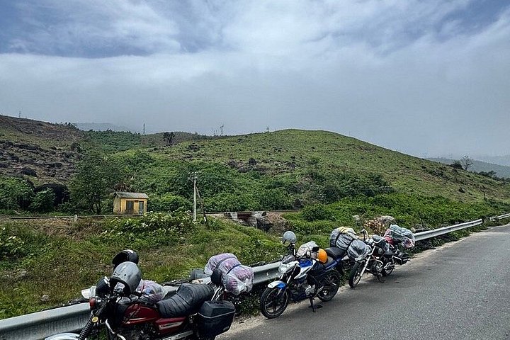 Easy Rider motorcykeltur langs Hai Van Pass, Vietnam, med kystlandskaber og lokalliv, foto 17 | wizardtrip