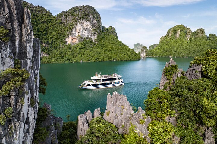 Halong Bay 5-Star Cruise Day Trip: Buffet Lunch & Limousine Bus | wizardtrip