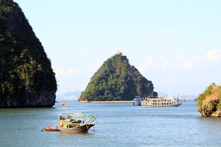 Luxurious 5-star cruise navigating through the stunning limestone karsts of Halong Bay, Vietnam, photo 30 | wizardtrip