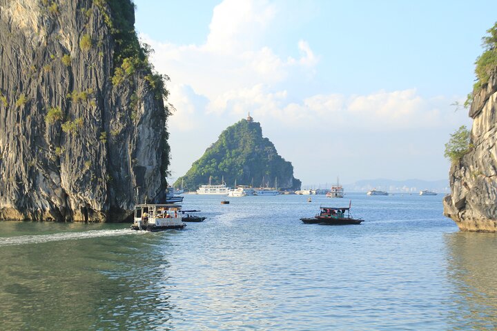 Luxurious 5-star cruise navigating through the stunning limestone karsts of Halong Bay, Vietnam, photo 36 | wizardtrip