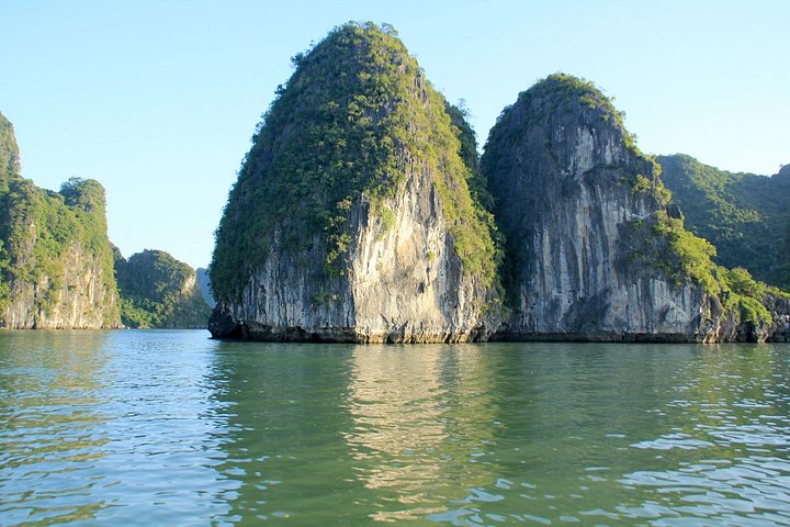 Luxurious 5-star cruise navigating through the stunning limestone karsts of Halong Bay, Vietnam, photo 37 | wizardtrip