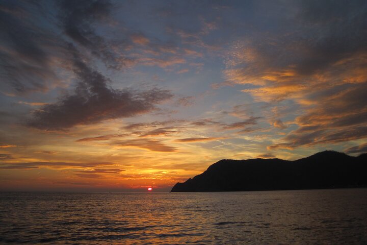 Passeio de barco ao pôr do sol nas Cinque Terre com aperitivo e mergulho perto de Monterosso al Mare, Itália, foto 6 | wizardtrip