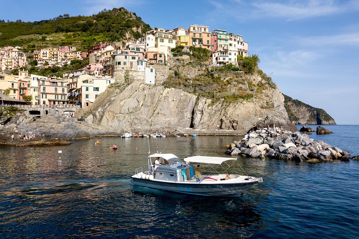 Passeio de barco ao pôr do sol nas Cinque Terre com aperitivo e mergulho perto de Monterosso al Mare, Itália, foto 7 | wizardtrip