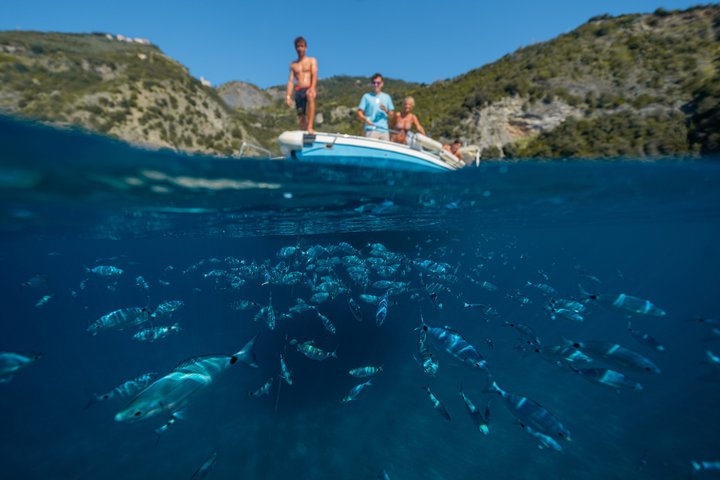 Passeio de barco ao pôr do sol nas Cinque Terre com aperitivo e mergulho perto de Monterosso al Mare, Itália, foto 9 | wizardtrip