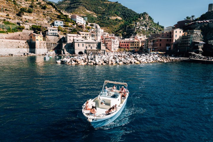 Passeio de barco ao pôr do sol nas Cinque Terre com aperitivo e mergulho perto de Monterosso al Mare, Itália, foto 10 | wizardtrip