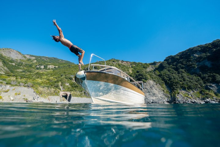 Passeio de barco ao pôr do sol nas Cinque Terre com aperitivo e mergulho perto de Monterosso al Mare, Itália, foto 13 | wizardtrip