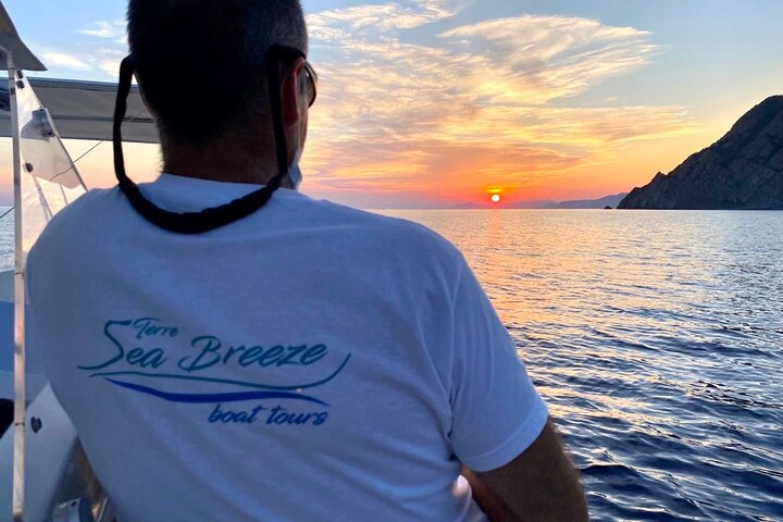 Passeio de barco ao pôr do sol nas Cinque Terre com aperitivo e mergulho perto de Monterosso al Mare, Itália, foto 14 | wizardtrip