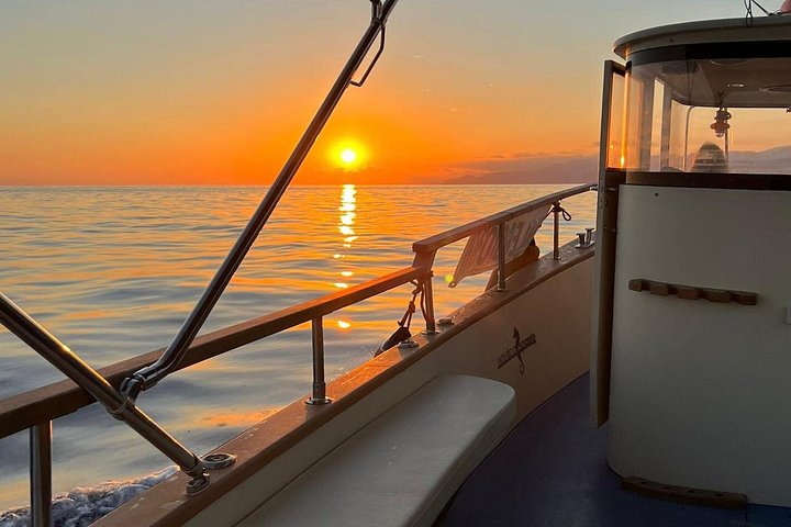 Passeio de barco ao pôr do sol nas Cinque Terre com aperitivo e mergulho perto de Monterosso al Mare, Itália, foto 15 | wizardtrip