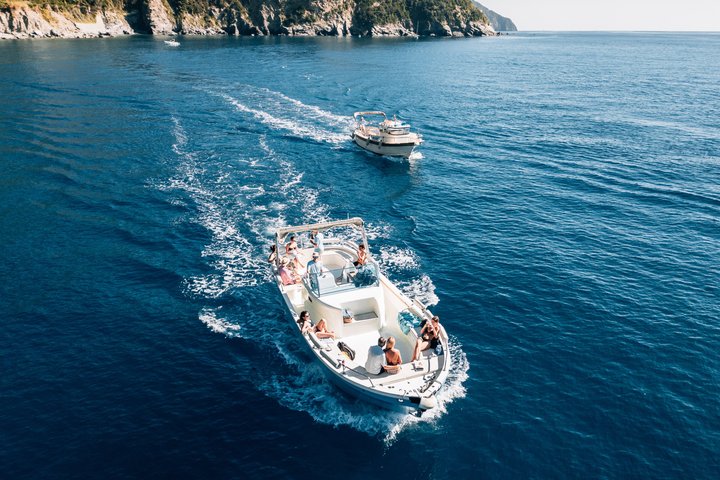 Passeio de barco ao pôr do sol nas Cinque Terre com aperitivo e mergulho perto de Monterosso al Mare, Itália, foto 16 | wizardtrip