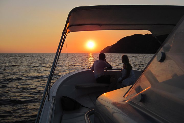 Passeio de barco ao pôr do sol nas Cinque Terre com aperitivo e mergulho perto de Monterosso al Mare, Itália, foto 19 | wizardtrip