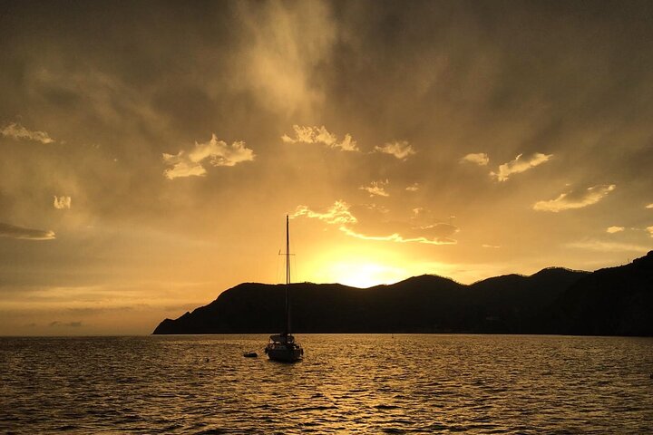 Passeio de barco ao pôr do sol nas Cinque Terre com aperitivo e mergulho perto de Monterosso al Mare, Itália, foto 20 | wizardtrip
