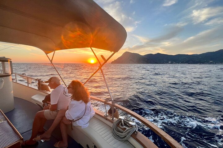 Passeio de barco ao pôr do sol nas Cinque Terre com aperitivo e mergulho perto de Monterosso al Mare, Itália, foto 21 | wizardtrip