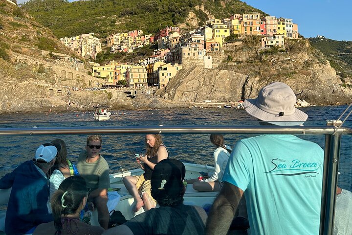 Passeio de barco ao pôr do sol nas Cinque Terre com aperitivo e mergulho perto de Monterosso al Mare, Itália, foto 22 | wizardtrip