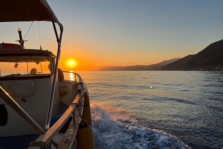 Passeio de barco ao pôr do sol nas Cinque Terre com aperitivo e mergulho perto de Monterosso al Mare, Itália, foto 24 | wizardtrip