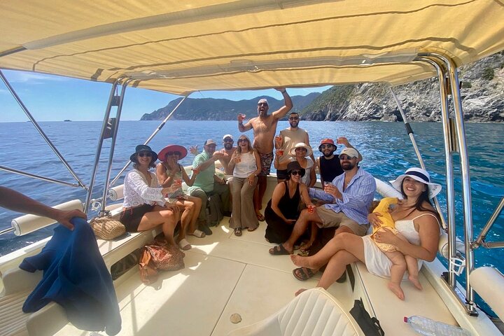 Passeio de barco ao pôr do sol nas Cinque Terre com aperitivo e mergulho perto de Monterosso al Mare, Itália, foto 26 | wizardtrip