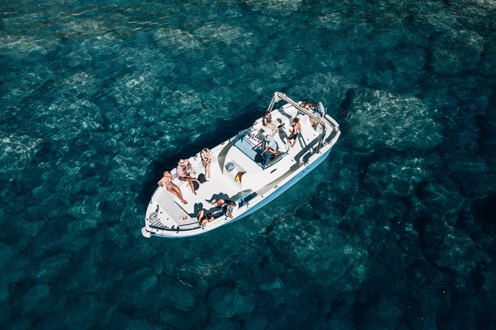 Passeio de barco ao pôr do sol nas Cinque Terre com aperitivo e mergulho perto de Monterosso al Mare, Itália, foto 28 | wizardtrip