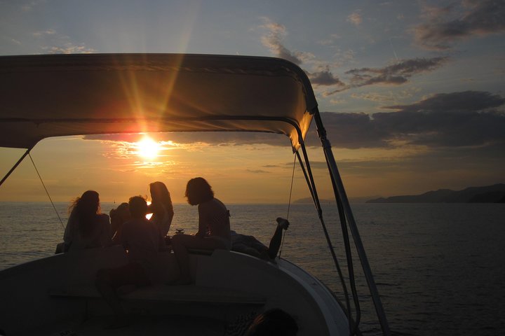 Passeio de barco ao pôr do sol nas Cinque Terre com aperitivo e mergulho perto de Monterosso al Mare, Itália, foto 29 | wizardtrip
