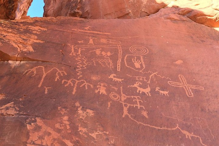 ラスベガスからの少人数制ツアーで、バレー・オブ・ファイア州立公園の鮮やかな赤い砂岩の景観と古代のペトログリフを探検しましょう、写真12 | wizardtrip