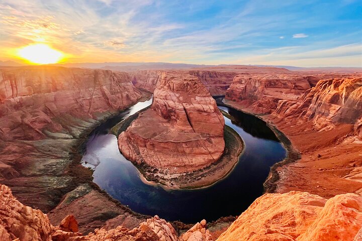 Tourists exploring the vibrant sandstone formations of Lower Antelope Canyon and the scenic overlook of Horseshoe Bend near Las Vegas, photo 1 | wizardtrip