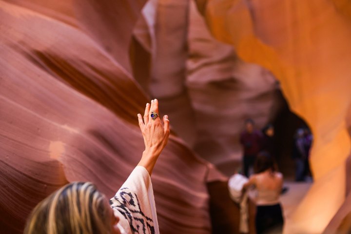 Turister som utforsker de livlige sandsteinsformasjonene i Lower Antelope Canyon og den naturskjønne utsikten over Horseshoe Bend nær Las Vegas, foto 6 | wizardtrip