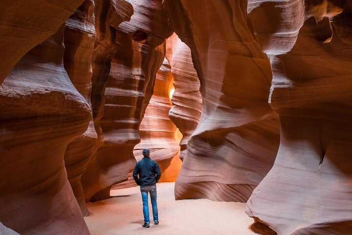 Turister som utforsker de livlige sandsteinsformasjonene i Lower Antelope Canyon og den naturskjønne utsikten over Horseshoe Bend nær Las Vegas, foto 7 | wizardtrip