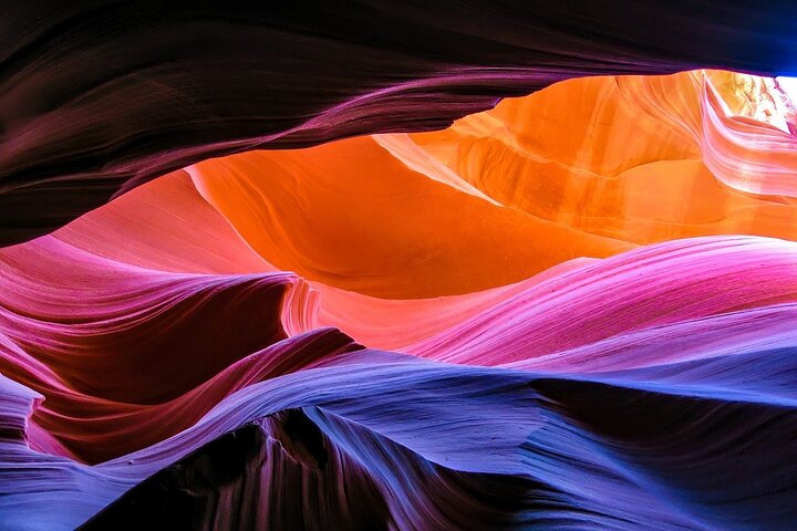 Turister som utforsker de livlige sandsteinsformasjonene i Lower Antelope Canyon og den naturskjønne utsikten over Horseshoe Bend nær Las Vegas, foto 8 | wizardtrip