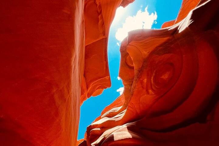 Turister som utforsker de livlige sandsteinsformasjonene i Lower Antelope Canyon og den naturskjønne utsikten over Horseshoe Bend nær Las Vegas, foto 9 | wizardtrip