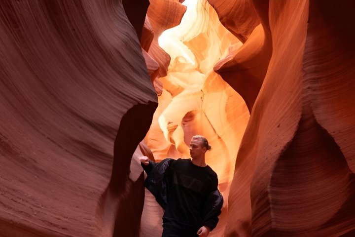 Turister som utforsker de livlige sandsteinsformasjonene i Lower Antelope Canyon og den naturskjønne utsikten over Horseshoe Bend nær Las Vegas, foto 10 | wizardtrip
