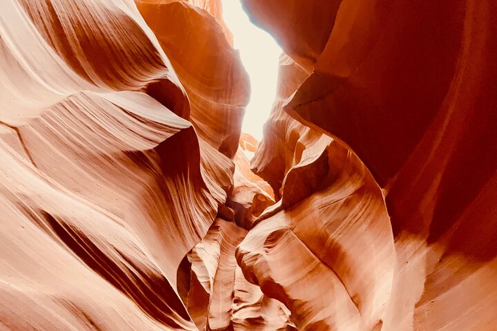 Turister som utforsker de livlige sandsteinsformasjonene i Lower Antelope Canyon og den naturskjønne utsikten over Horseshoe Bend nær Las Vegas, foto 11 | wizardtrip