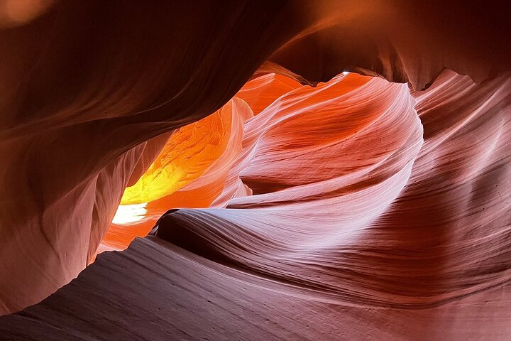 Turister som utforsker de livlige sandsteinsformasjonene i Lower Antelope Canyon og den naturskjønne utsikten over Horseshoe Bend nær Las Vegas, foto 12 | wizardtrip