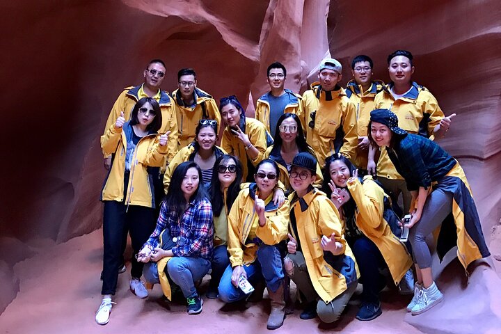 Turister som utforsker de livlige sandsteinsformasjonene i Lower Antelope Canyon og den naturskjønne utsikten over Horseshoe Bend nær Las Vegas, foto 13 | wizardtrip