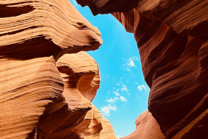 Turister som utforsker de livlige sandsteinsformasjonene i Lower Antelope Canyon og den naturskjønne utsikten over Horseshoe Bend nær Las Vegas, foto 14 | wizardtrip