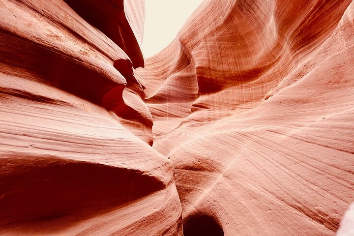 Turister som utforsker de livlige sandsteinsformasjonene i Lower Antelope Canyon og den naturskjønne utsikten over Horseshoe Bend nær Las Vegas, foto 15 | wizardtrip