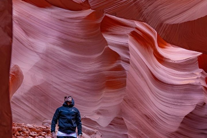 Turister som utforsker de livlige sandsteinsformasjonene i Lower Antelope Canyon og den naturskjønne utsikten over Horseshoe Bend nær Las Vegas, foto 16 | wizardtrip
