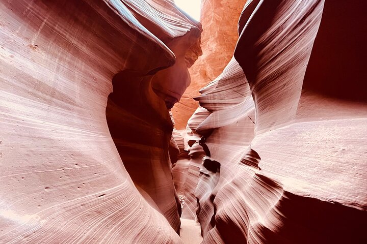 Turister som utforsker de livlige sandsteinsformasjonene i Lower Antelope Canyon og den naturskjønne utsikten over Horseshoe Bend nær Las Vegas, foto 17 | wizardtrip
