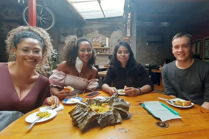 En kulinarisk vandretur i Bogotás La Candelaria, der viser forskellige colombianske retter og kulturel indsigt, foto 21 | wizardtrip