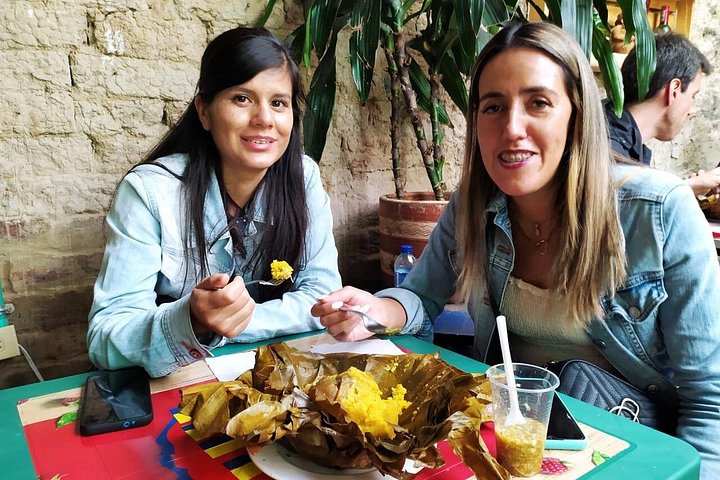 En kulinarisk vandretur i Bogotás La Candelaria, der viser forskellige colombianske retter og kulturel indsigt, foto 22 | wizardtrip