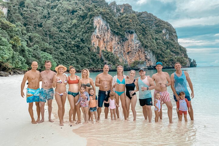Excursion privée en bateau explorant les magnifiques îles Phi Phi à Phuket, Thaïlande, photo 6 | wizardtrip