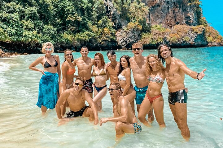 Excursion privée en bateau explorant les magnifiques îles Phi Phi à Phuket, Thaïlande, photo 8 | wizardtrip