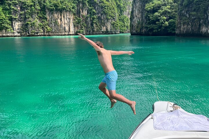 Excursion privée en bateau explorant les magnifiques îles Phi Phi à Phuket, Thaïlande, photo 10 | wizardtrip