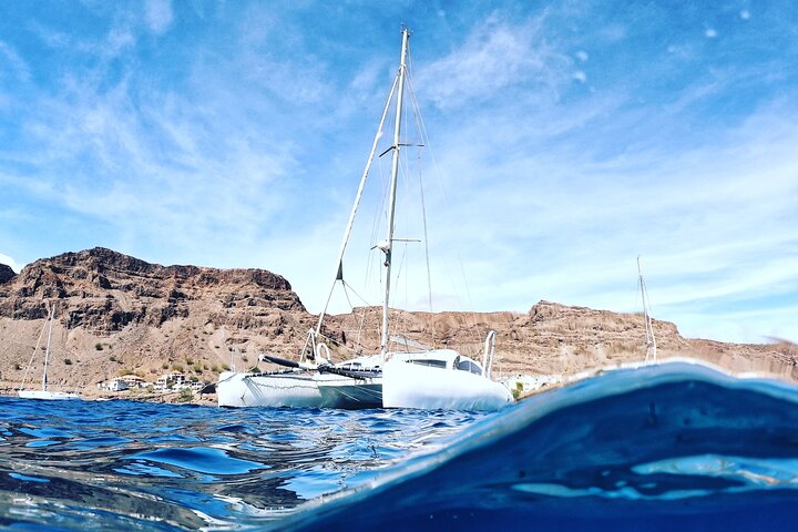 Goditi una crociera in catamarano di mezza giornata lungo la costa dell'isola di Sal, Capo Verde, con nuoto e snorkeling, foto 8 | wizardtrip