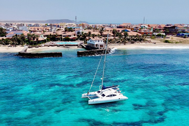 Goditi una crociera in catamarano di mezza giornata lungo la costa dell'isola di Sal, Capo Verde, con nuoto e snorkeling, foto 20 | wizardtrip