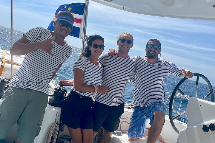Goditi una crociera in catamarano di mezza giornata lungo la costa dell'isola di Sal, Capo Verde, con nuoto e snorkeling, foto 23 | wizardtrip