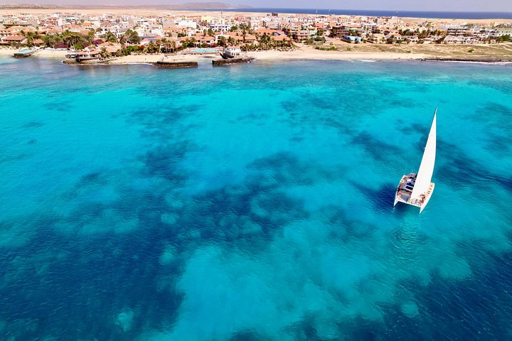 Goditi una crociera in catamarano di mezza giornata lungo la costa dell'isola di Sal, Capo Verde, con nuoto e snorkeling, foto 24 | wizardtrip