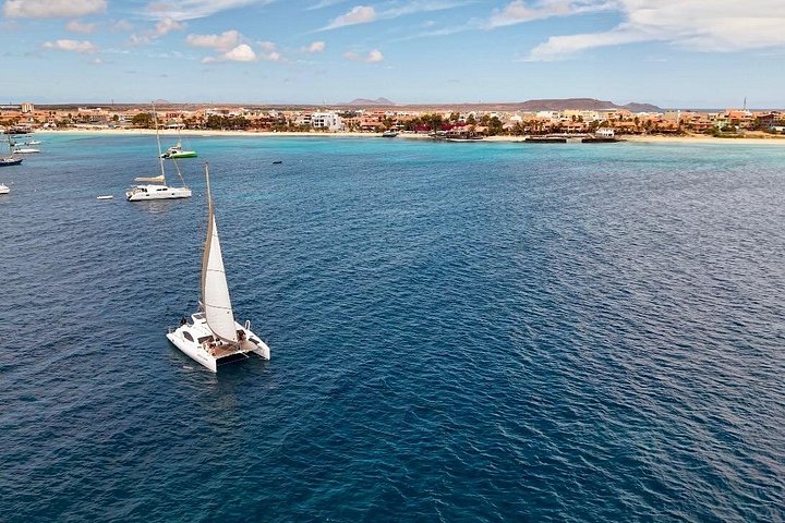 Goditi una crociera in catamarano di mezza giornata lungo la costa dell'isola di Sal, Capo Verde, con nuoto e snorkeling, foto 25 | wizardtrip