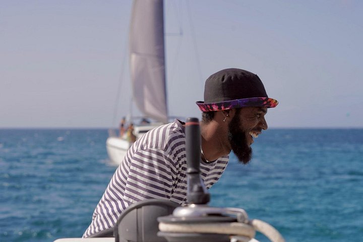 Goditi una crociera in catamarano di mezza giornata lungo la costa dell'isola di Sal, Capo Verde, con nuoto e snorkeling, foto 45 | wizardtrip