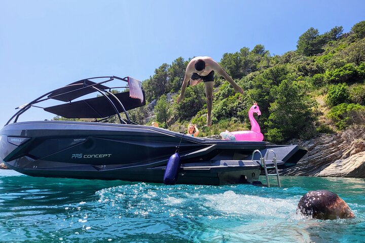 Blå Hule & Hvar, 5 Øers Speedbådstur med Luksussæder i Skygge | wizardtrip