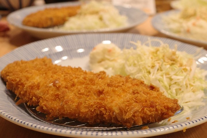 Lottatori di sumo che si esibiscono e interagiscono con gli ospiti durante un'esperienza culinaria a Tokyo, foto 7 | wizardtrip