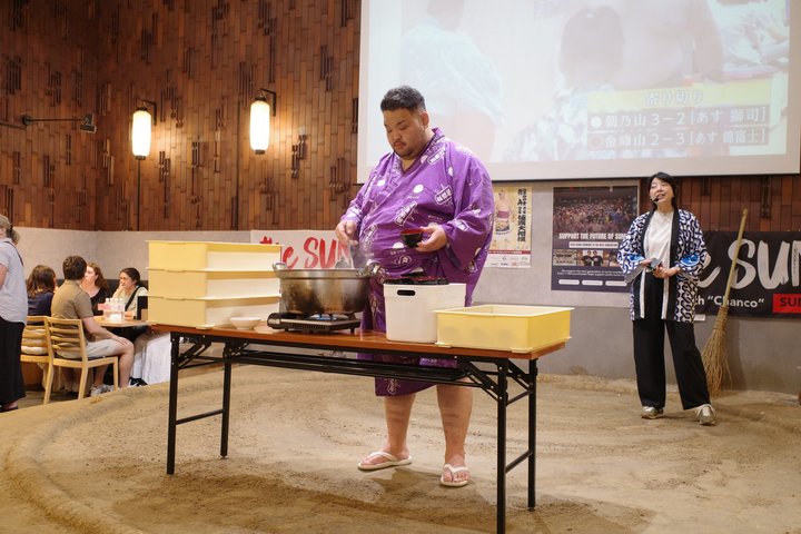 Lottatori di sumo che si esibiscono e interagiscono con gli ospiti durante un'esperienza culinaria a Tokyo, foto 8 | wizardtrip