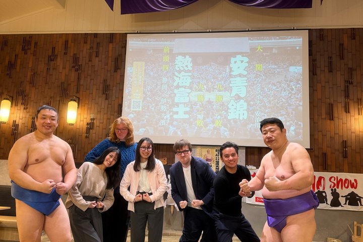 Lottatori di sumo che si esibiscono e interagiscono con gli ospiti durante un'esperienza culinaria a Tokyo, foto 9 | wizardtrip